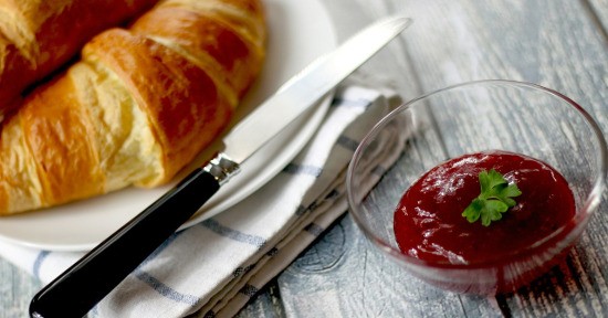 La marmellata di ciliegie è ottima da spalmare sul pane al mattino.