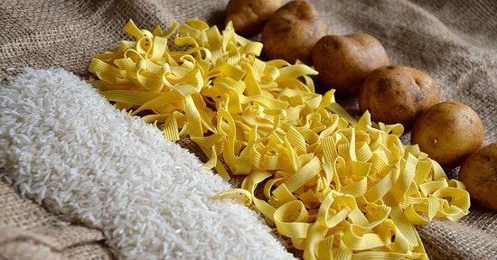 Il macronutriente maggiormente disponibile nelle patate sono i carboidrati, come per pasta e riso