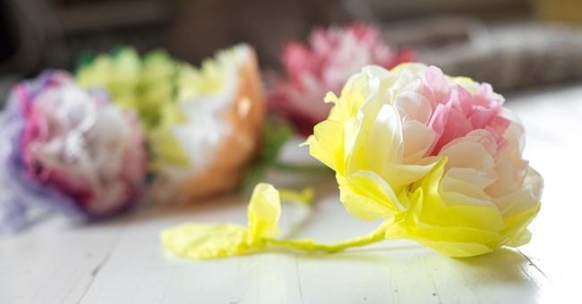 Come creare fiori di carta semplici, veloci e originali