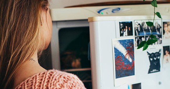 Donna e frigorifero