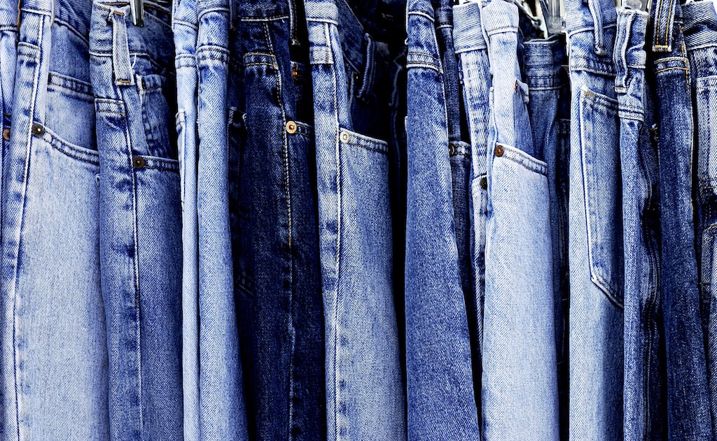 Lavare i jeans danneggia l'ambiente, ecco perché