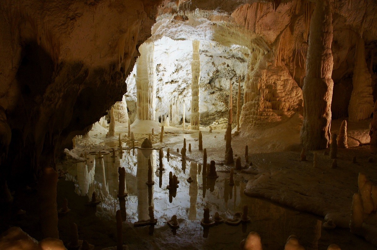 Calcio minerale, stalattiti e stalagmiti
