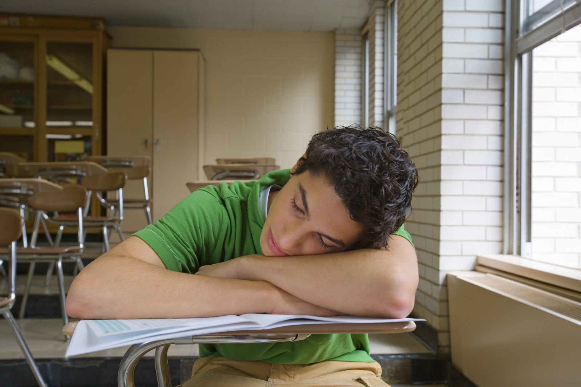 Recent studies. Самопомощь EMDR. Sleeping people in class. Sleep in English. Boy Sleeped in studying Table.