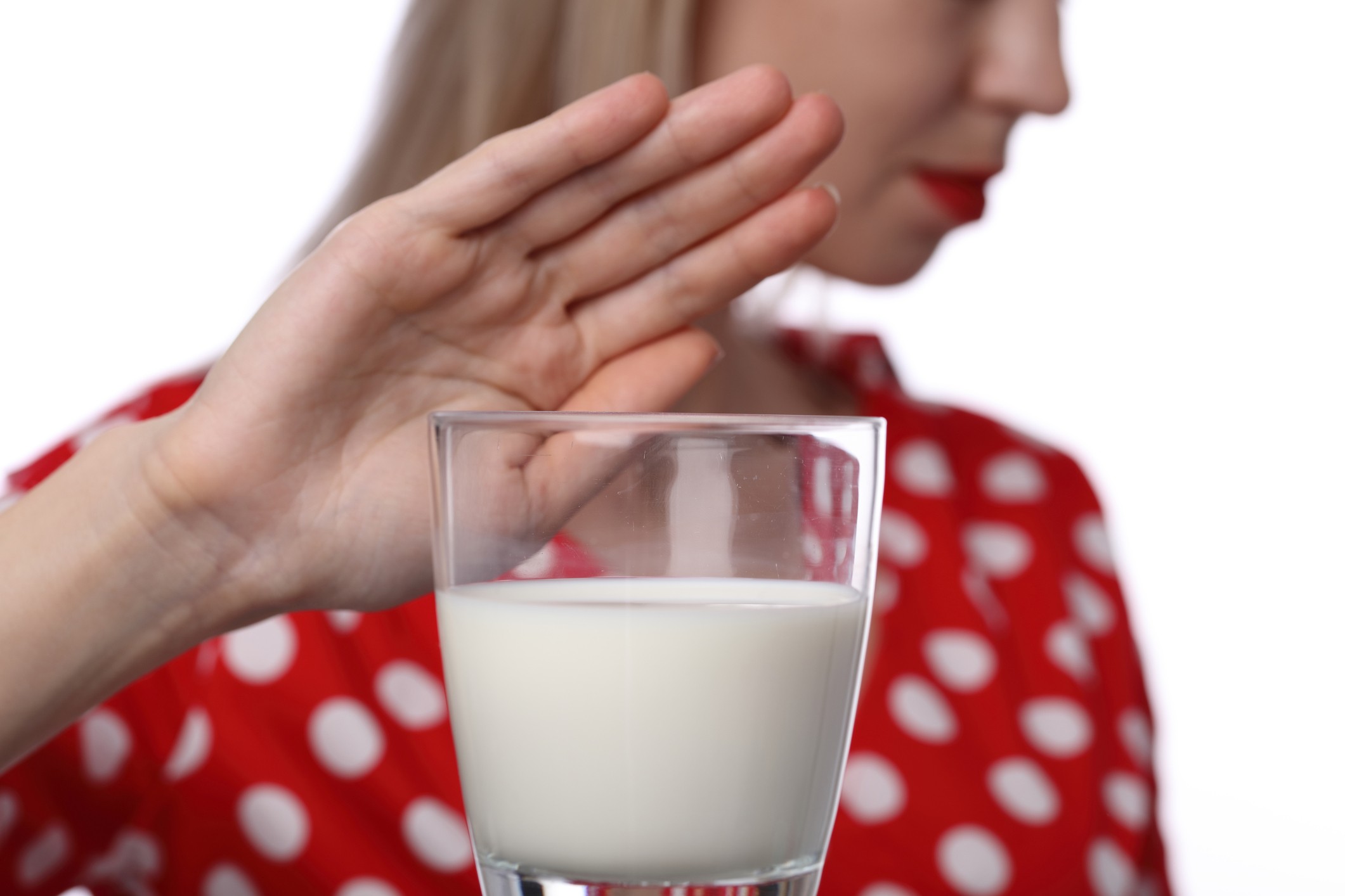 Невкусное молоко. Молоко. Непереносимость молочных продуктов. Пьет молоко. Плохое молоко.