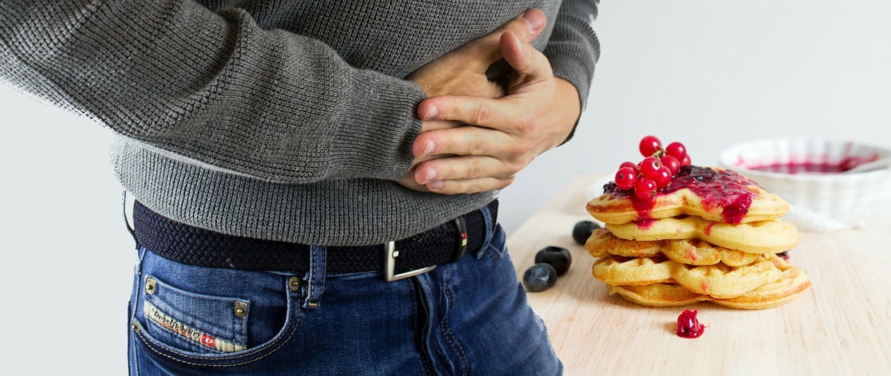 Aria nello stomaco: cause, sintomi e cura del fastidio