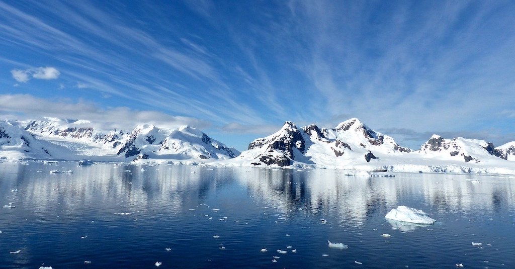 Antartide aria oceano e piccoli iceberg